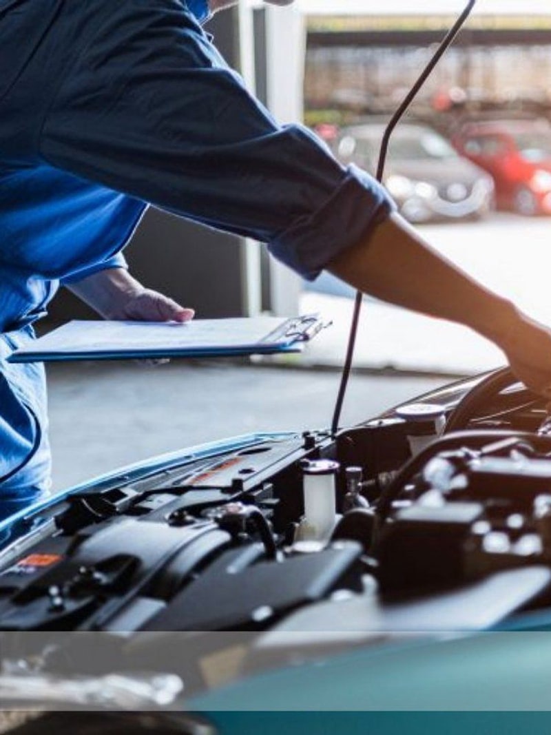 Un tecnico compila la scheda di lavorazione accanto al vano motore.
